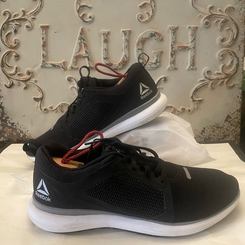 As seen in the photos, Reebok Driftium for women size 10 in optimal conditions.